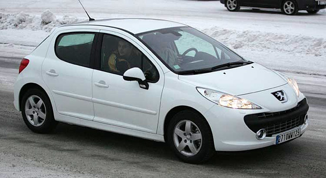 Une Peugeot 207 blanche sous la neige !