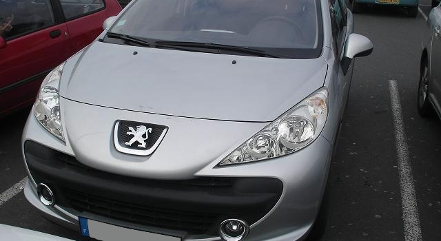 Photos d'une Peugeot 207 Gris Aluminium sur le parking d'un supermarché !